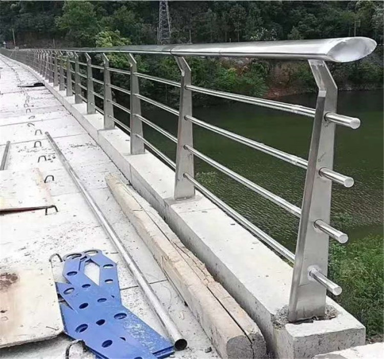 河堤jy网页工程护栏管.png